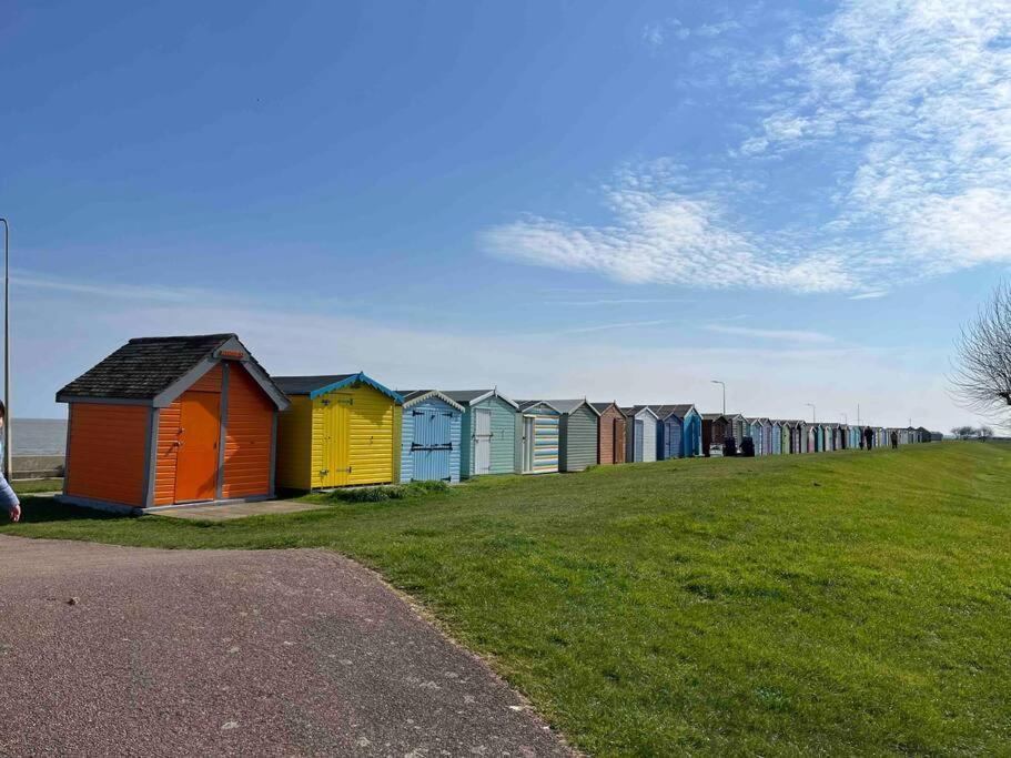 Lola'S Caravan. Your Home Away From Home. Parkeston Eksteriør billede