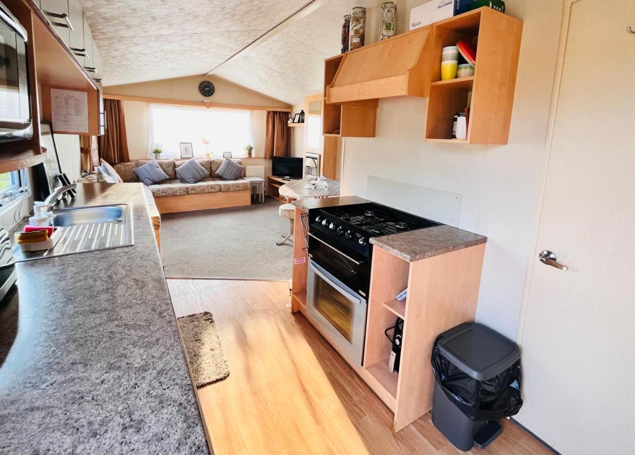 Lola'S Caravan. Your Home Away From Home. Parkeston Eksteriør billede